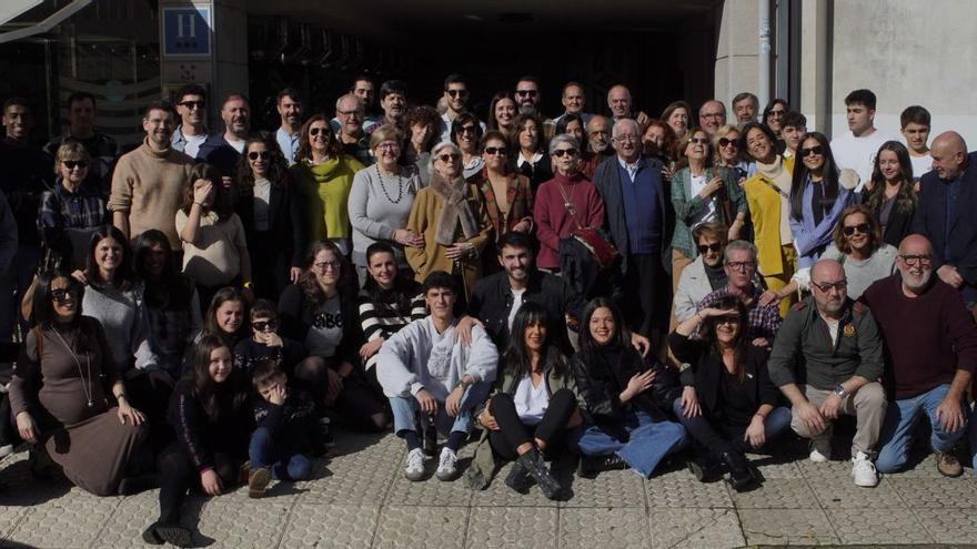 Los miembros de la familia Taboada Churruchaos posan juntos delante del Hotel Pontiñas antes de sentarse a la mesa del restaurante.