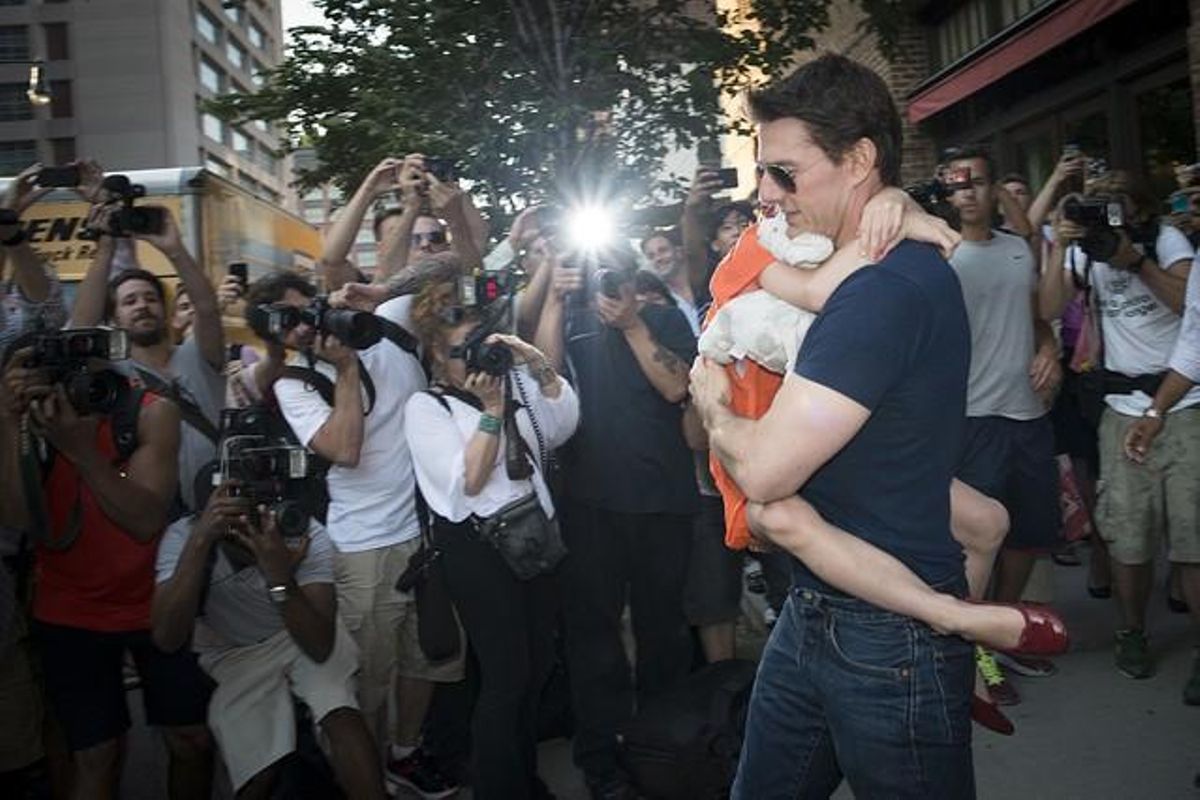 L’actor Tom Cruise subjecta la seva filla Suri, davant dels fotògrafs.