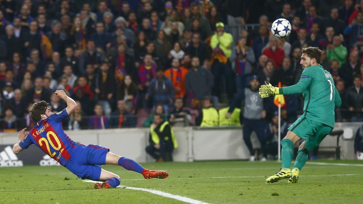 Sergi Roberto, en el momento de marcar el 6-1 al PSG ante la mirada de Trapp.