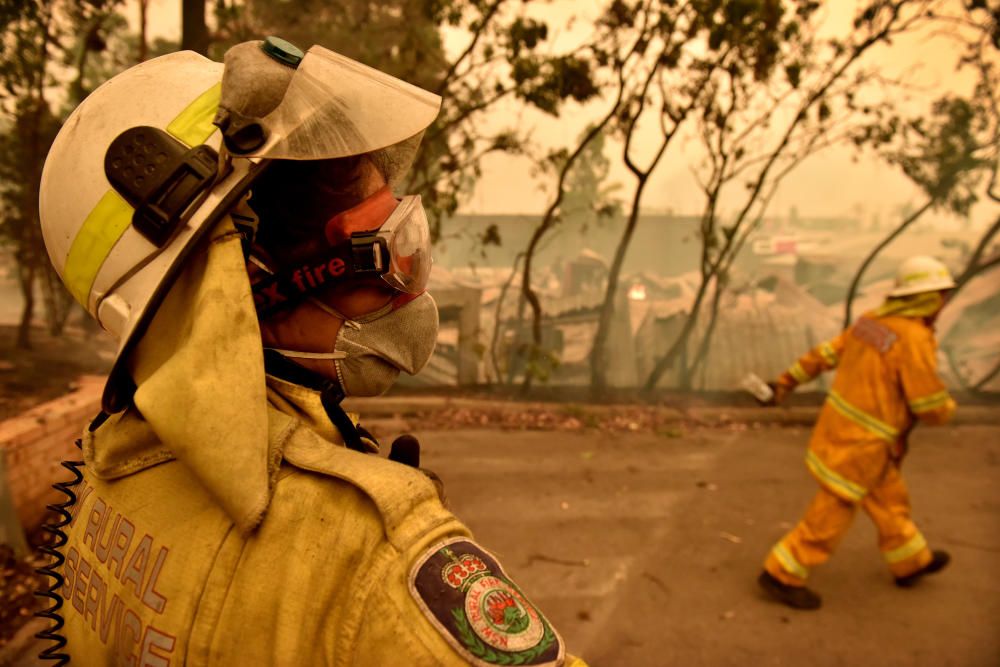 Miles de personas se refugian en una playa del sureste de Australia para huir de los incendios