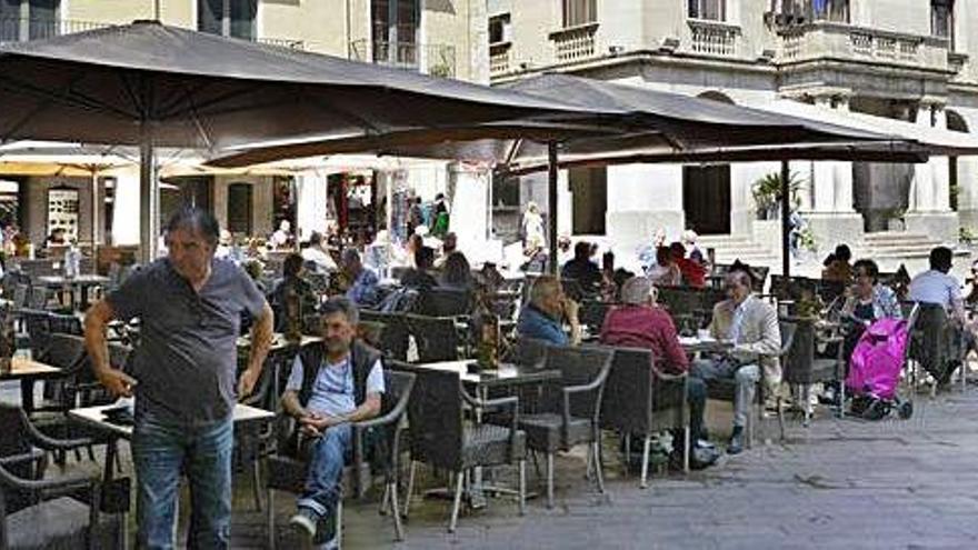 Un establiment amb terrassa, a la plaça de l&#039;Ajuntament de Figueres (arxiu).