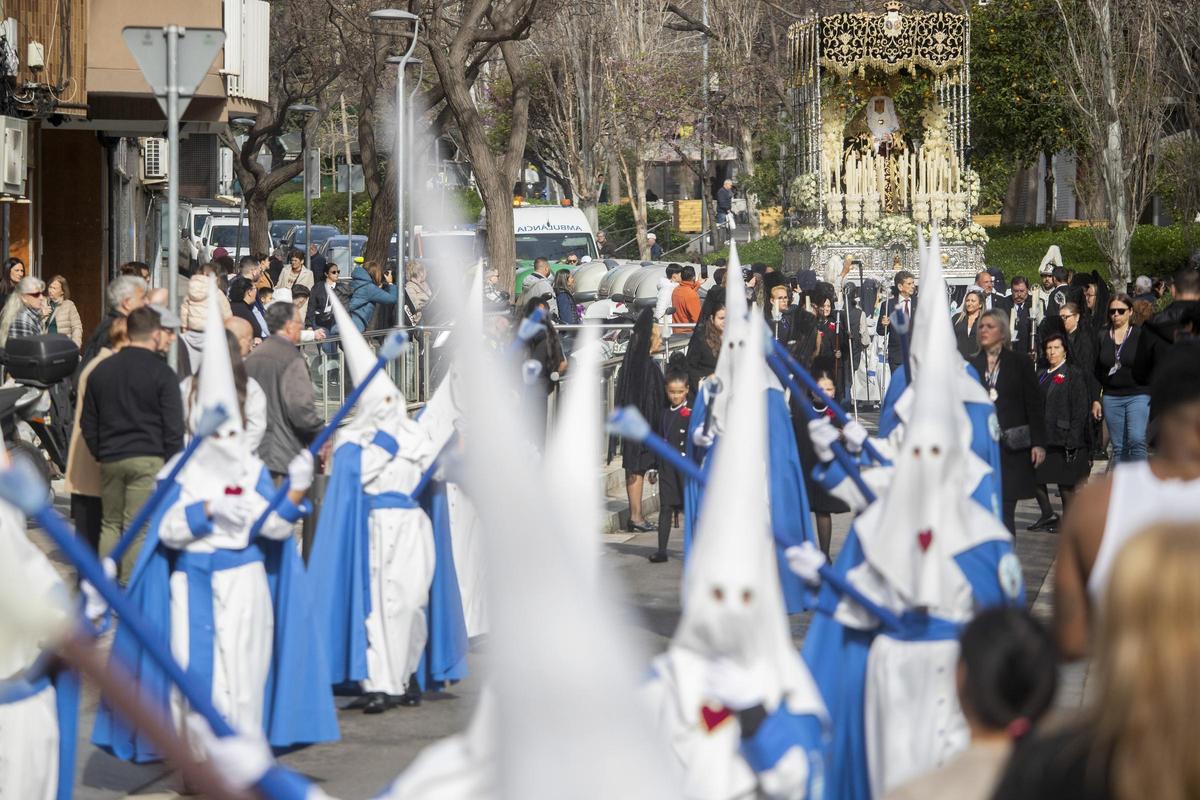 Miles de personas siguen la procesión de la Cofradía 15+1 de LHospitalet de Llobregat