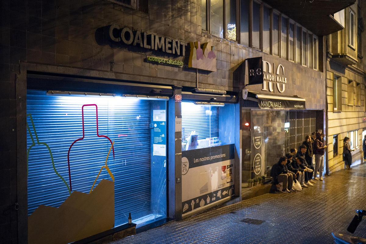 La lluvia diluye el botellón de Mandri