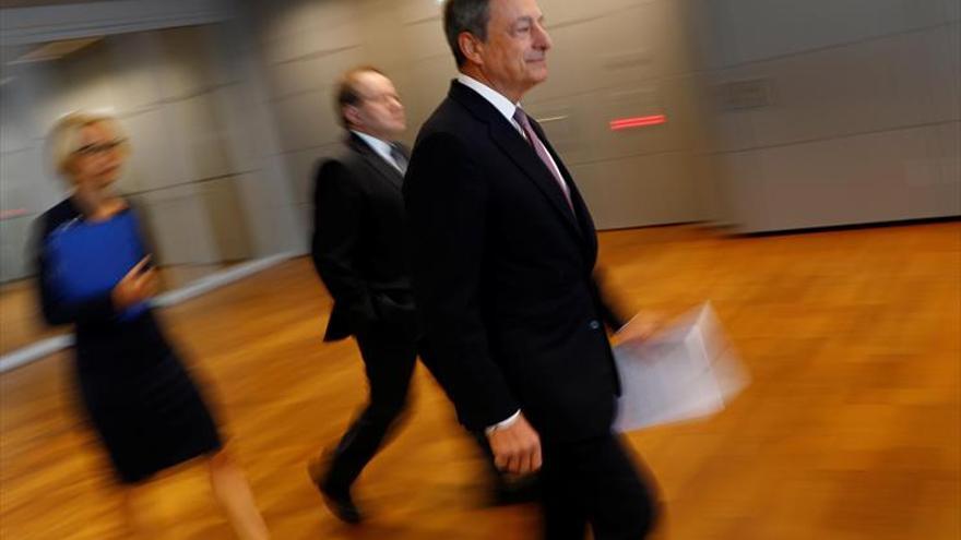 Draghi ve sólido el crecimiento pero alerta sobre el euro fuerte