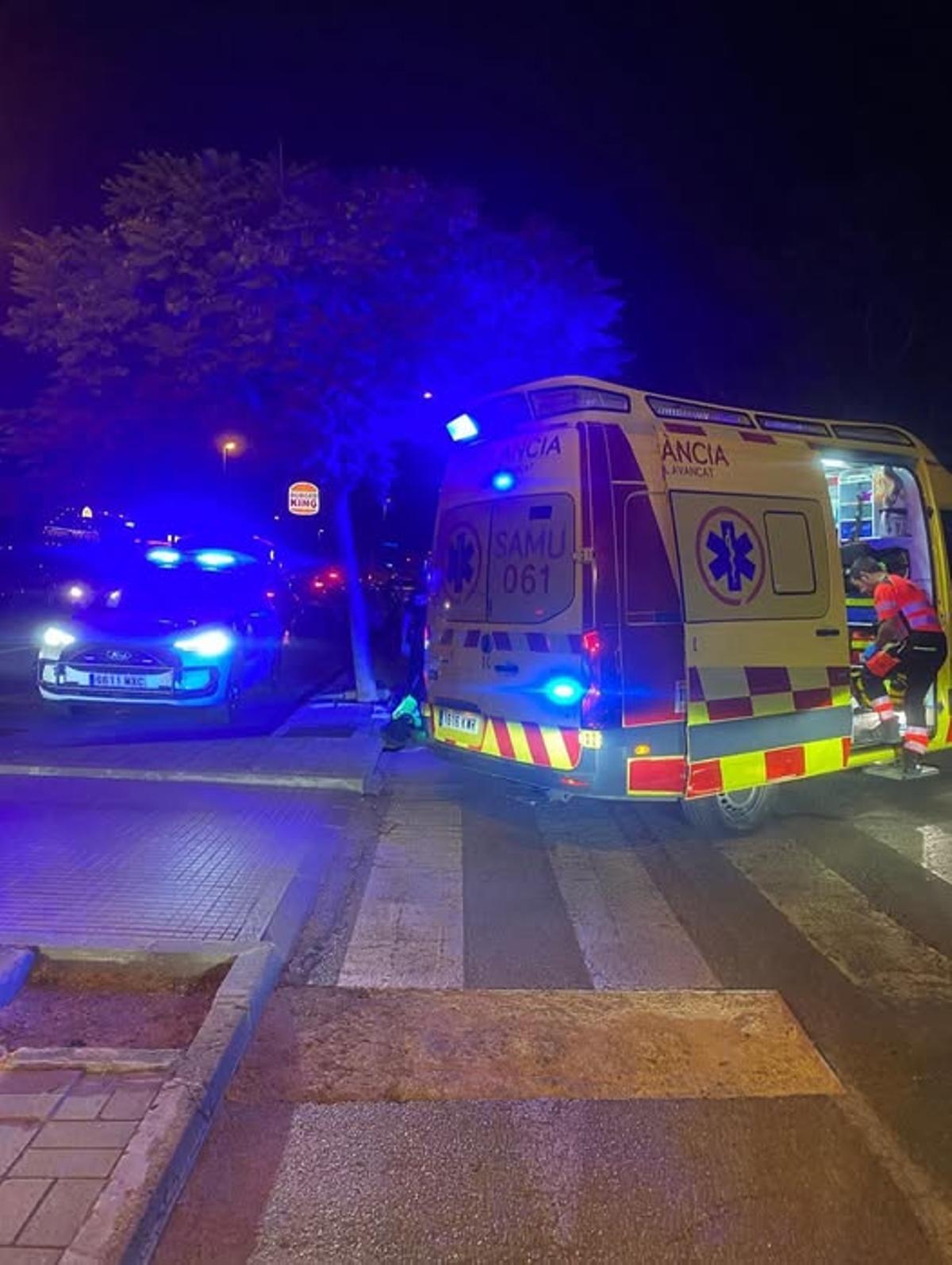 Una ambulancia, en el lugar del accidente mortal en Alcúdia.