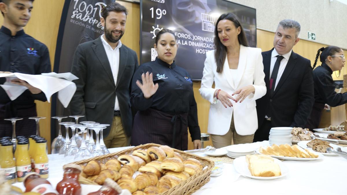 La consejera Carmen Conesa, durante su visita al CCT.