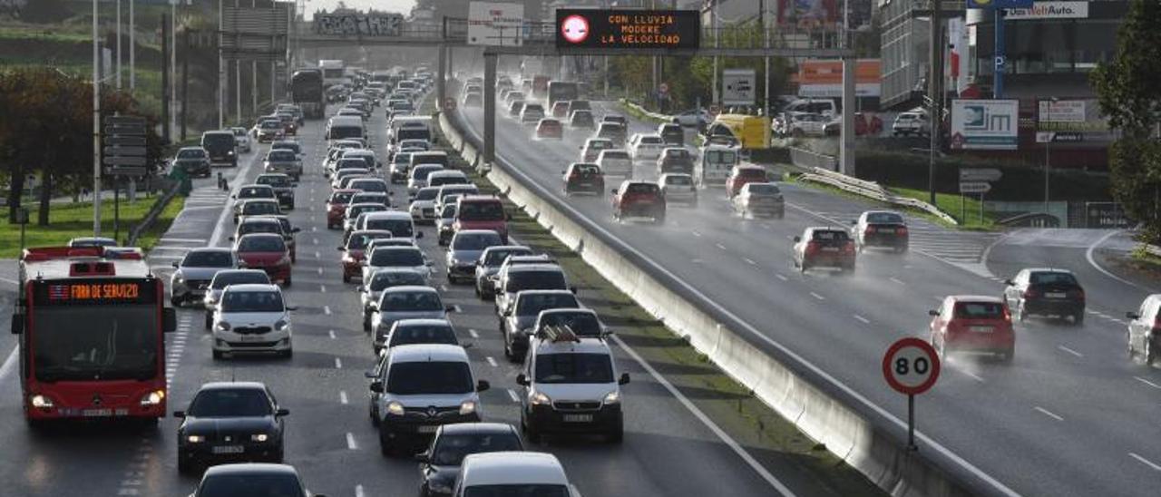 Retenciones por un accidente en el tramo de Alfonso Molina que se prevé ampliar.