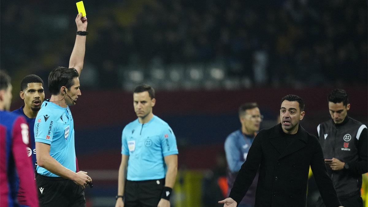 El tremendo enfado de Xavi tras el arbitraje en Vitoria: "Sólo pido que nos dejen competir"