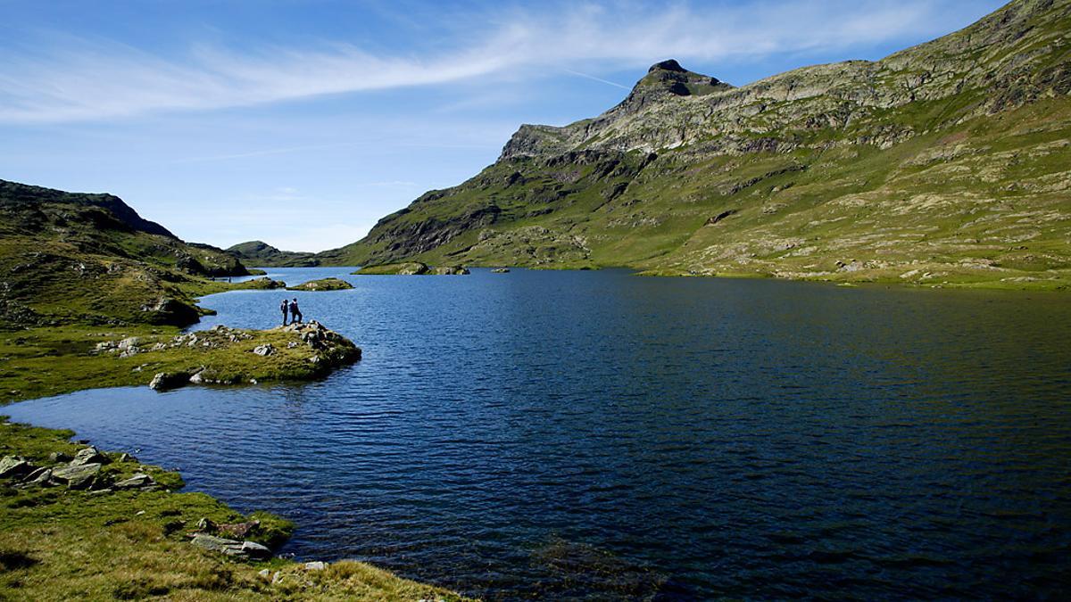 Lago de montaña, en el Pirineo de Lleida