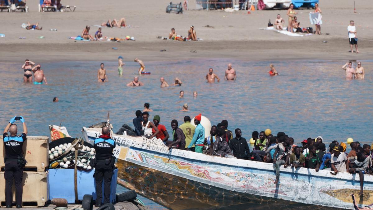 Diez cayucos con casi 900 migrantes llegan a Canarias este viernes