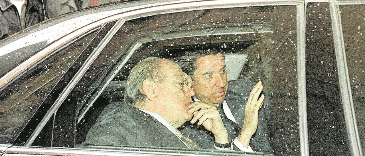 Jordi Pujol y Eduardo Zaplana dialogan en un coche en un encuentro en el año 2000.