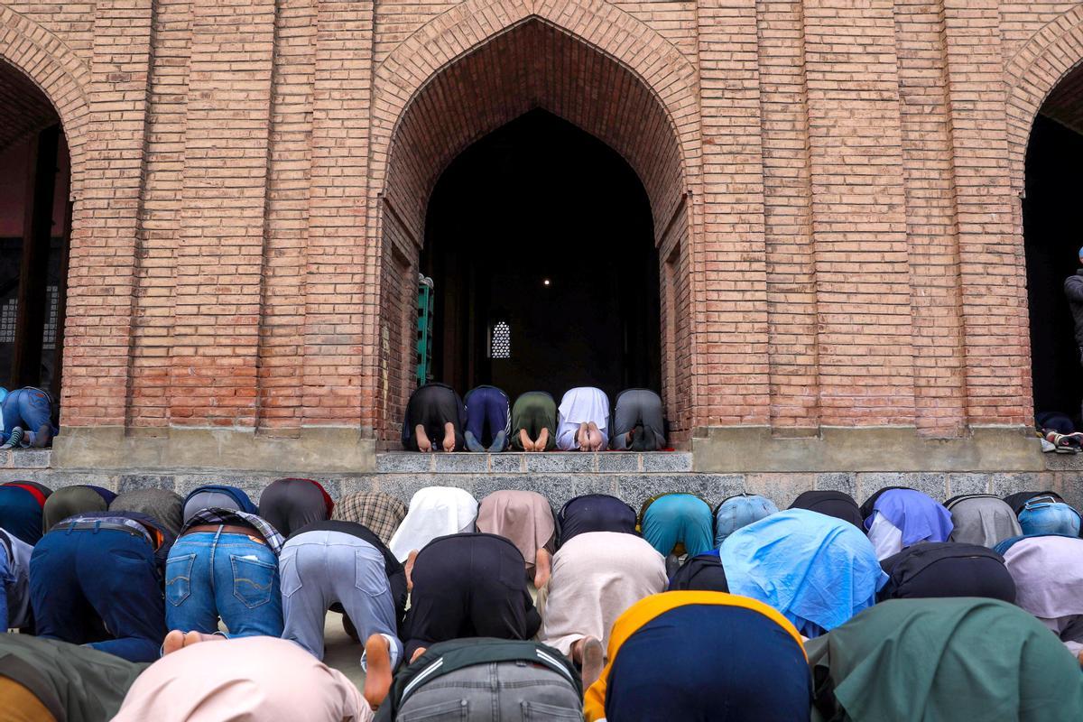 Los musulmanes celebran el fin del Ramadán. Fiesta del Eid al-Fitr en Srinagar, India.