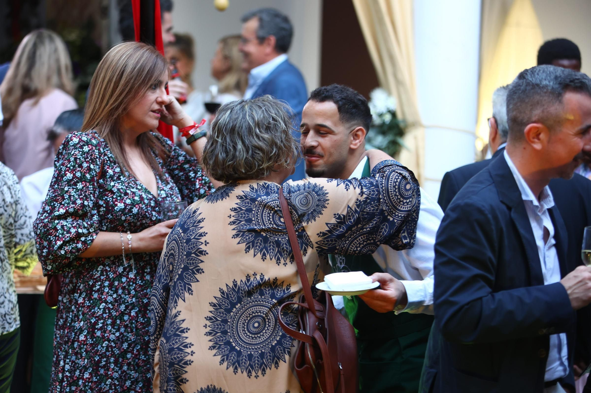 La cena benéfica 'Las mil y una historias' reúne a más de cien personas