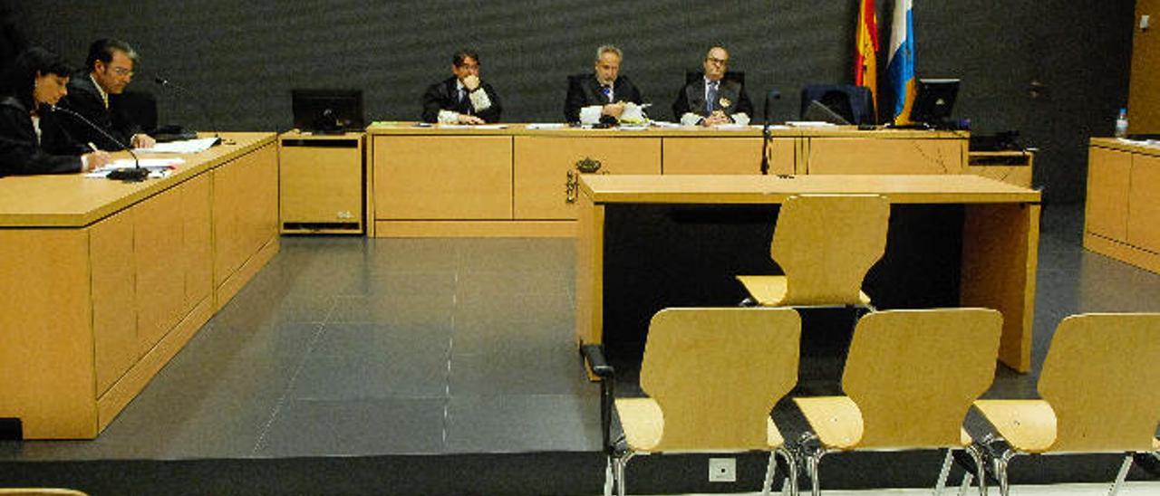 La Audiencia de Las Palmas se quedó ayer sin acusados para celebrar el juicio, como revelan las sillas vacías.