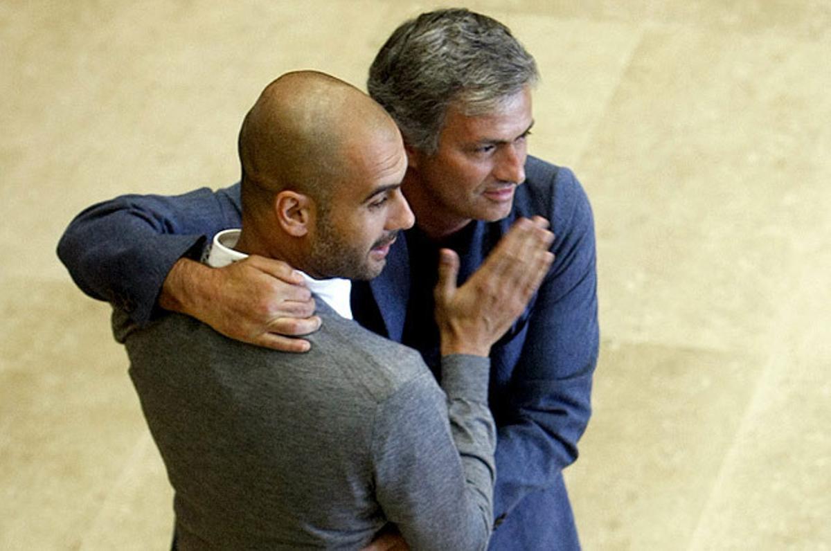 Pep Guardiola i Jose Mourinho abraçant-se en un partit el setembre del 2010.