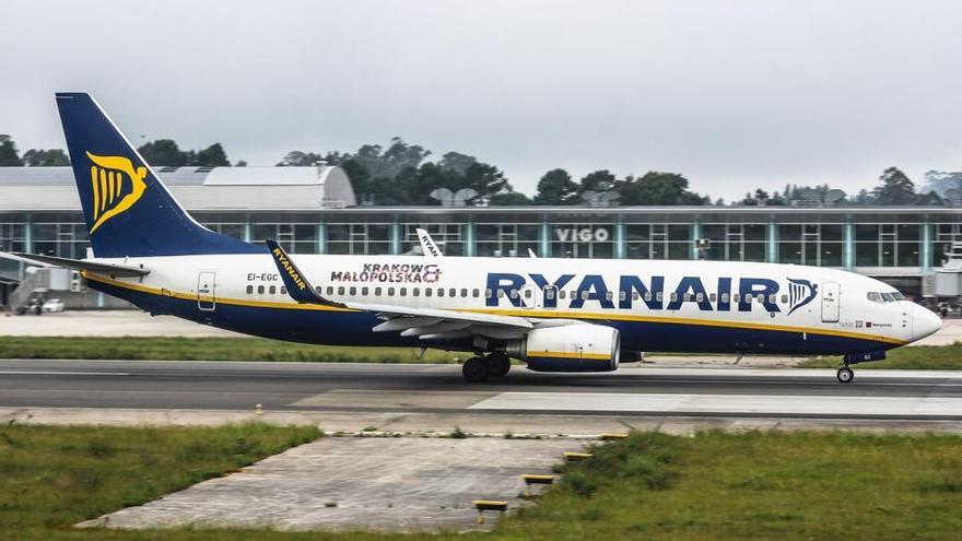 Un avión de Ryanair en el aeropuerto de Vigo. // Carlos González