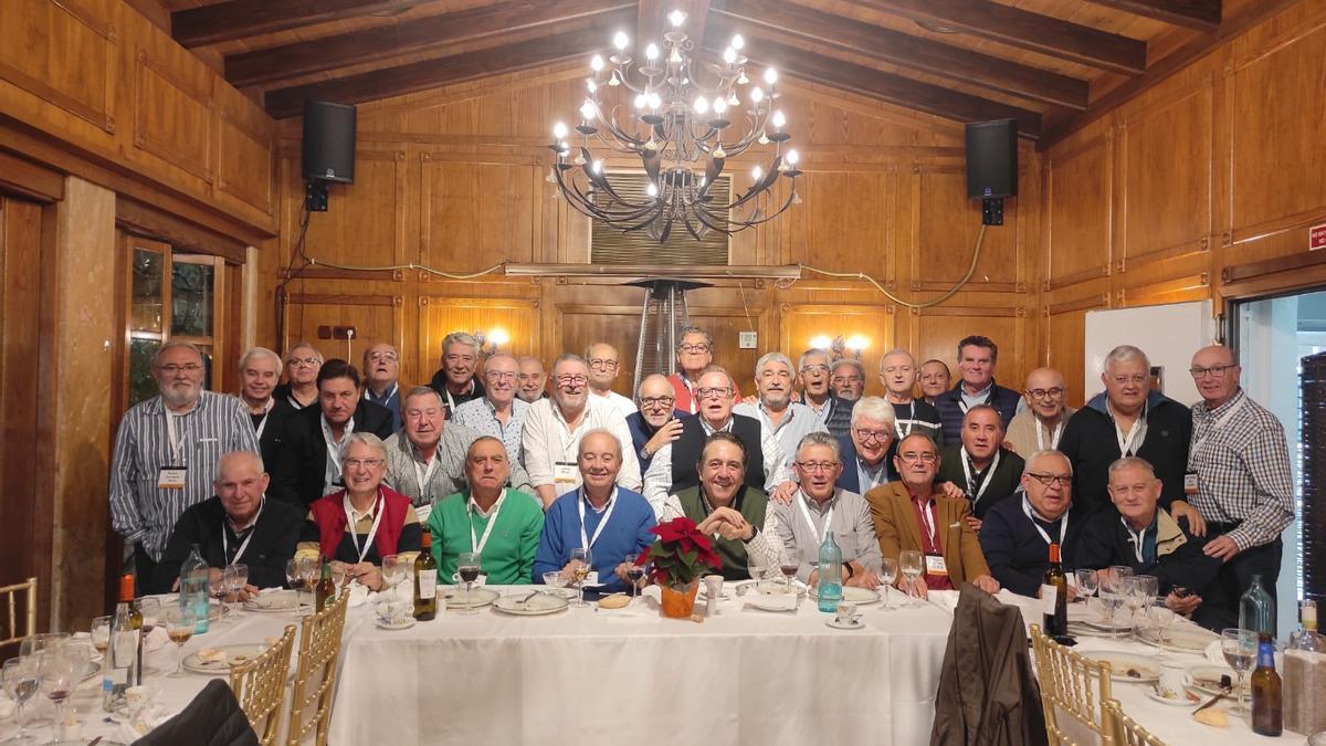 Un momento de la comida benéfica de los antiguos alumnos de Salesianos de Elche