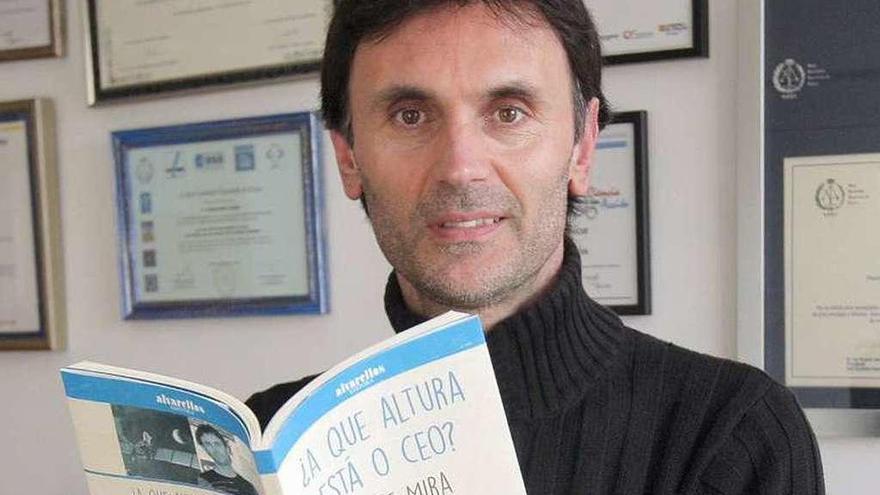 O físico Jorge Mira, cun dos seus libros o ano pasado.