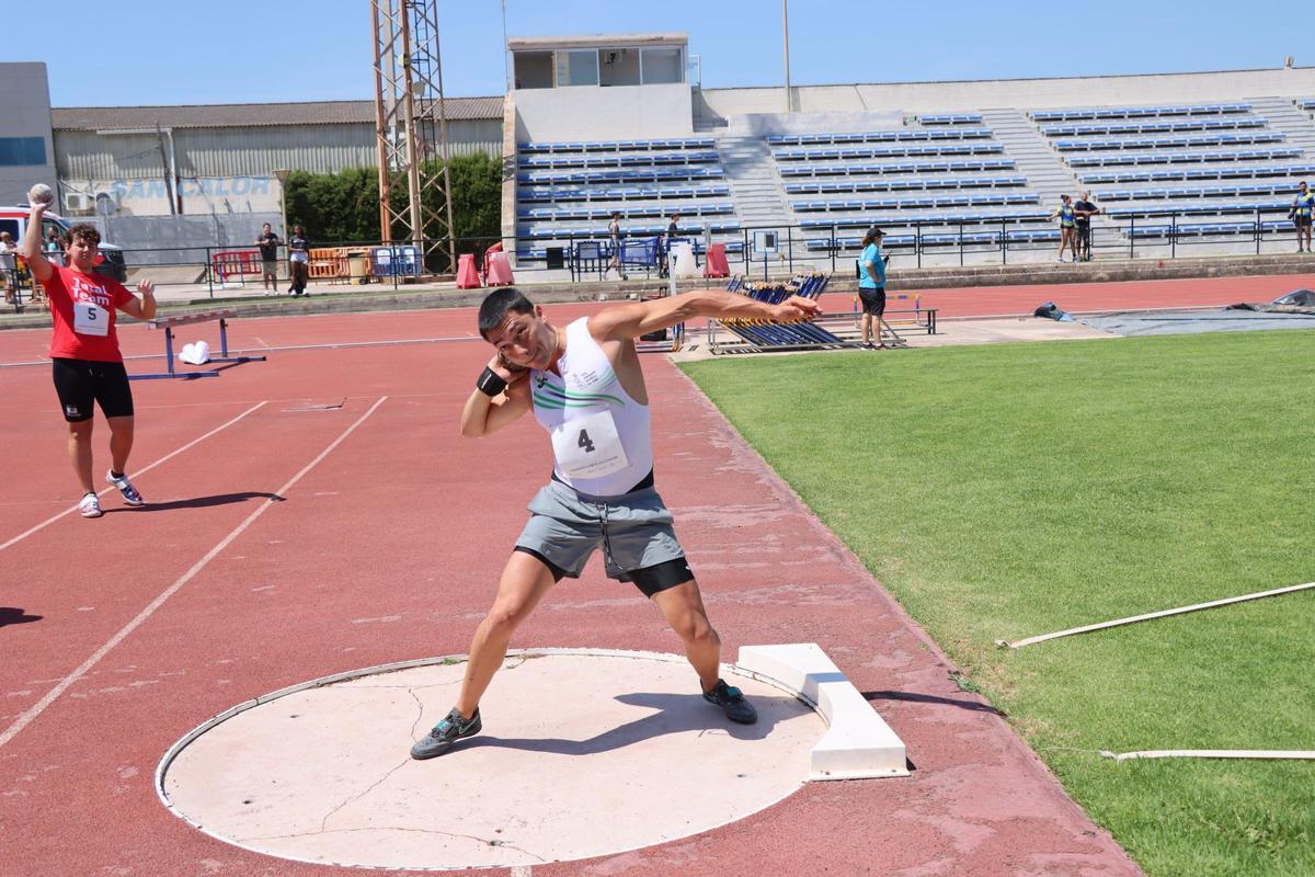 Luis Domínguez durante su competición de peso