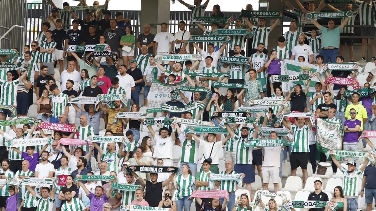 Un grupo de aficionados, en un partido del Córdoba CF.