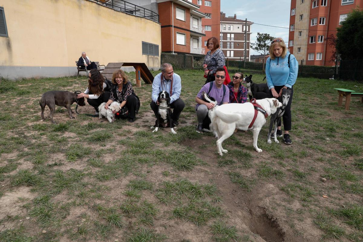 Usuarios de un parque canino de Avilés, con sus perros.