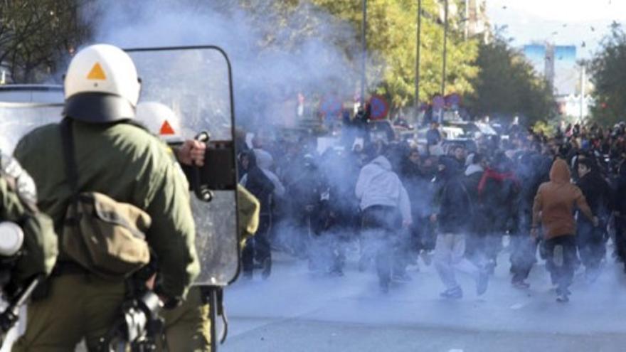 Fuertes enfrentamientos entre estudiantes griegos y la policía