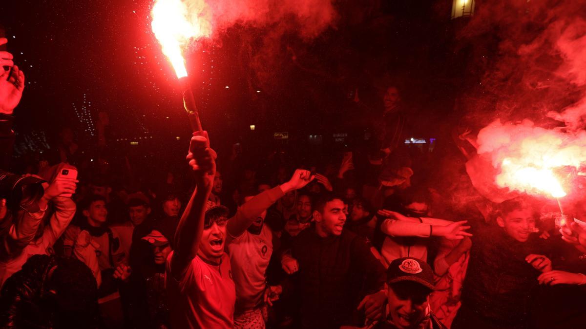 Seguidores marroquís celebran la victoria ante España en plaza Catalunya.