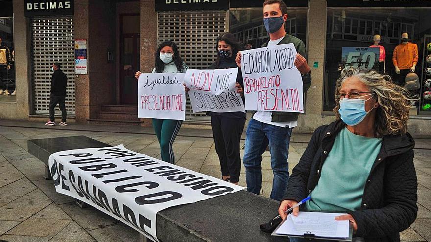 La mesa de recogida de firmas en la Plaza de Galicia.