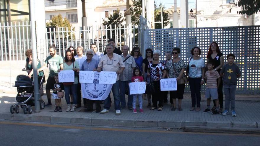 Concentración vecinal en octubre de 2014 a favor de la reapertura del apeadero.