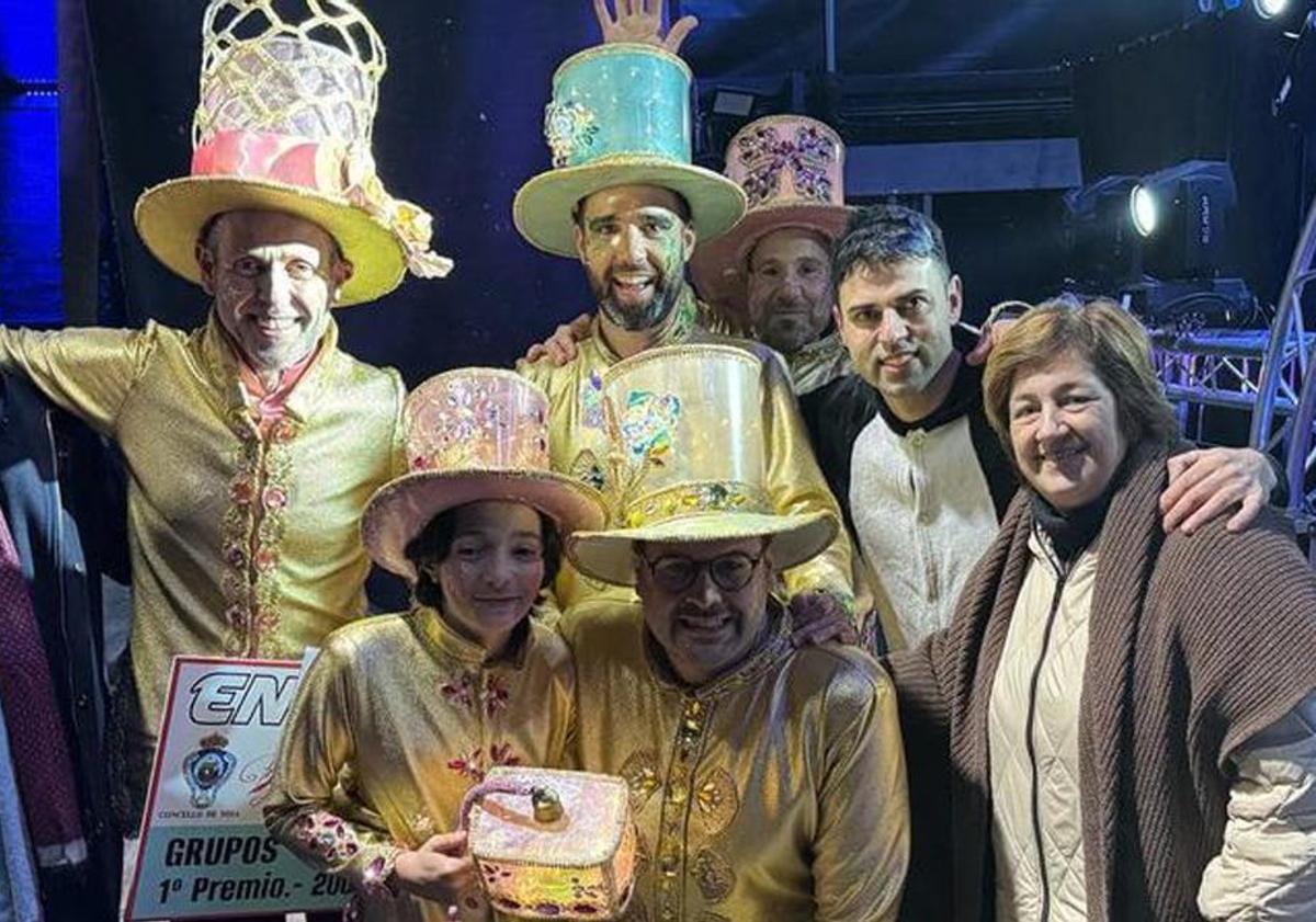 Un grupo de persoas divertíndose no Entroido de Noia.