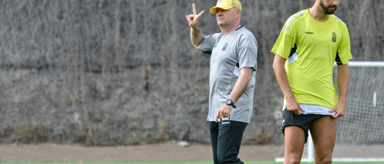 Deivid Rodríguez, junto al técnico Pepe Mel, en un entrenamiento de la UD Las Palmas en Barranco Seco.