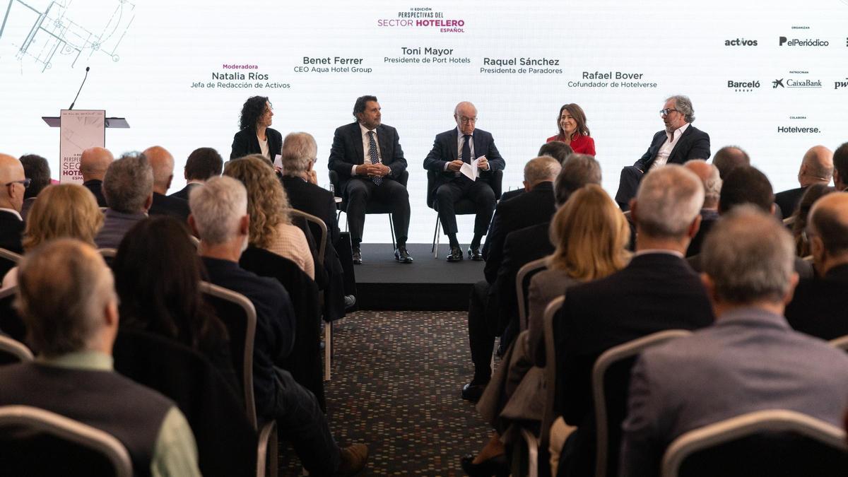 Primera mesa redonda del Foro Hotelero, conformada por Natalía Ríos, redactora jefa de Economía de El Periódico, Benet Ferrer, CEO de Aqua Hotel Group, Toni Mayor, presidente de Port Hoteles; Rafael Bover, cofundador de Hotelverse, y Raquel Sánchez, presidenta de Paradores.
