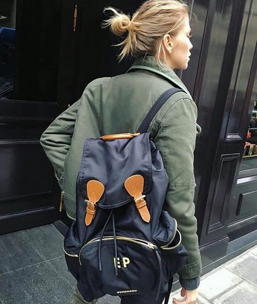 Elena Perminova con la mochila de moda de Burberry