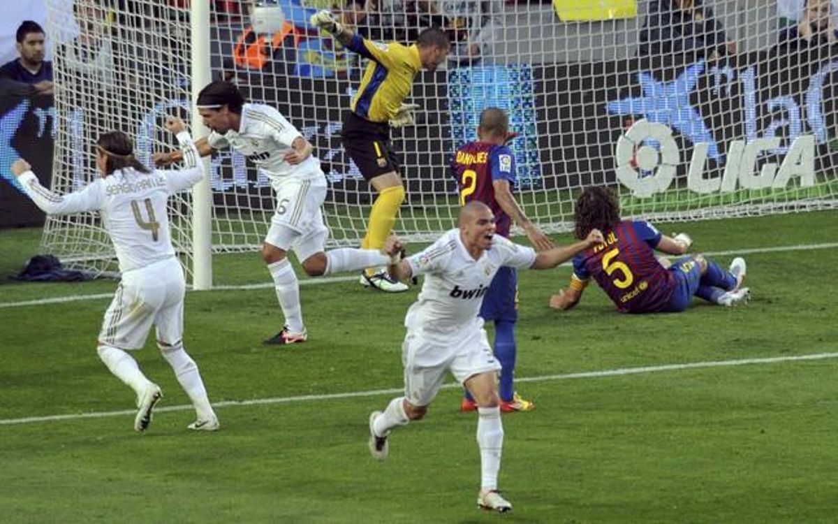 Sami Khedira, autor del primer gol del Madrid, celebra el gol amb Sergio Ramos i Pepe.