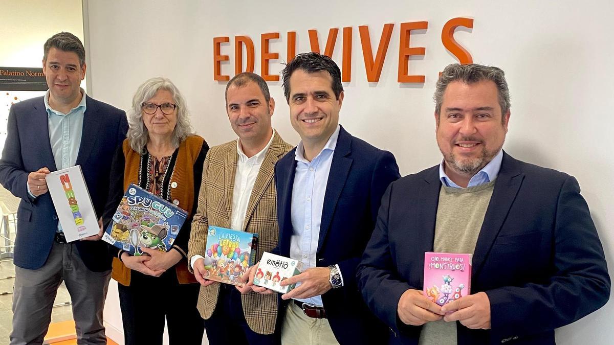 Representantes de Edelvives y Atomo Games, este martes en la firma del acuerdo de colaboración.