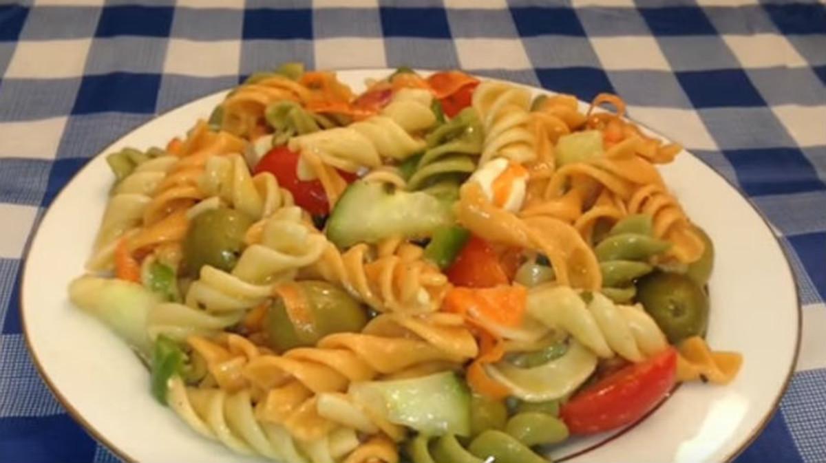 ensalada de pasta con tomates cherry y mozzarella