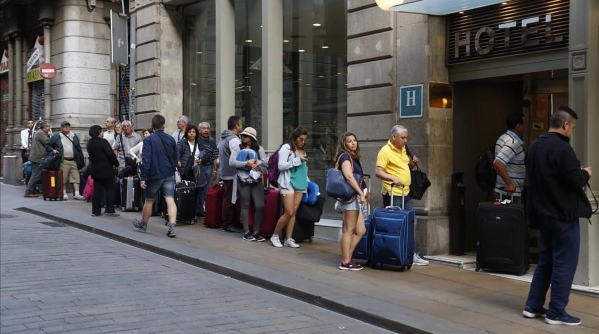 jgblanco38359081 barcelona 09 05 2017 turistas en la calle ferran haciendo co170510133305