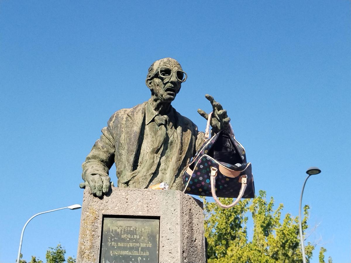 La estatua de Gutiérrez Mellado, sujetando el bolso con el que lleva varios días