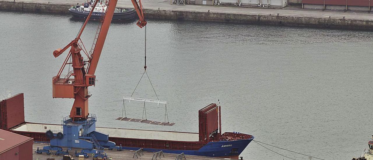 Carga de chapa gruesa en el puerto de El Musel (Gijón). | Ángel González