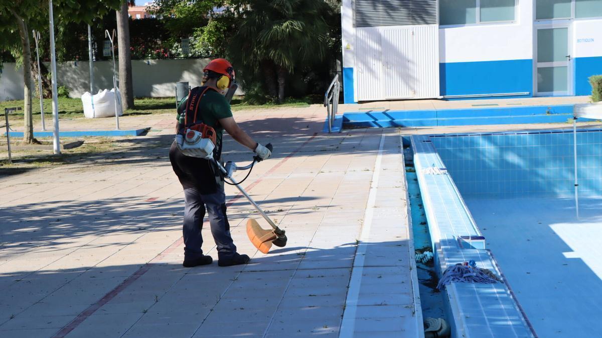 Los trabajos en la piscina de verano.