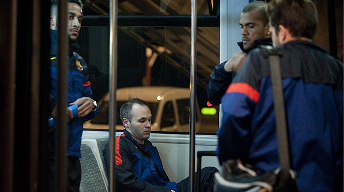 Iniesta, amb Thiago, Alves i Alba, amb gest seriós, a l’arribar a Barcelona de matinada.