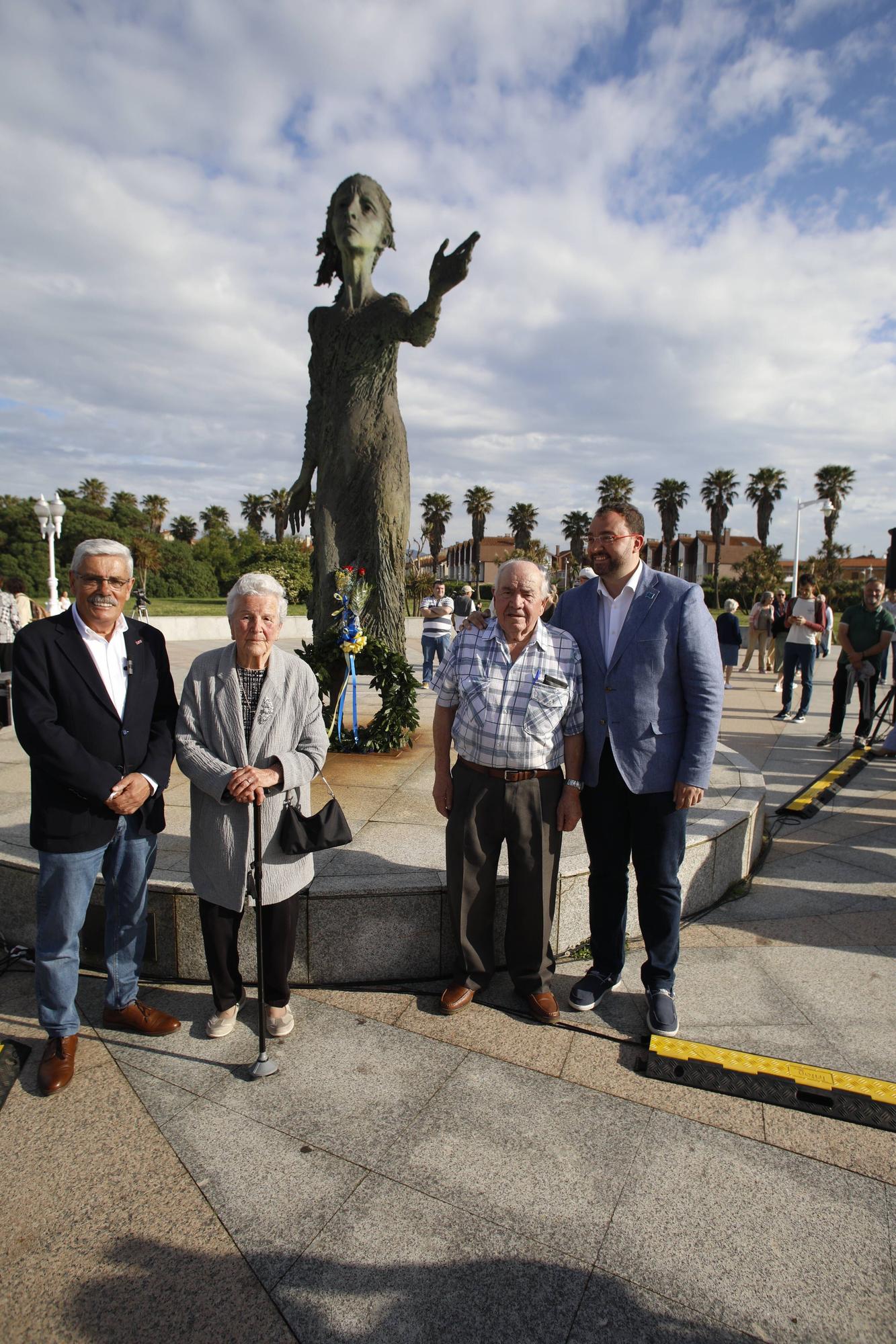 EN IMÁGENES:  Así fue el homenaje a los exiliados por la Guerra Civil y la posterior represión franquista organizado por los socialistas de Gijón junto a la estatua de "La Madre del Emigrante"