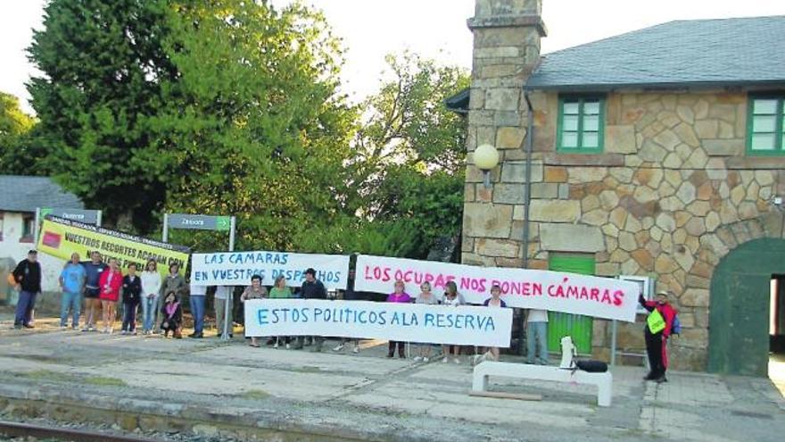 Cerca de cien personas protestan en Peña Mira contra las cámaras forestales