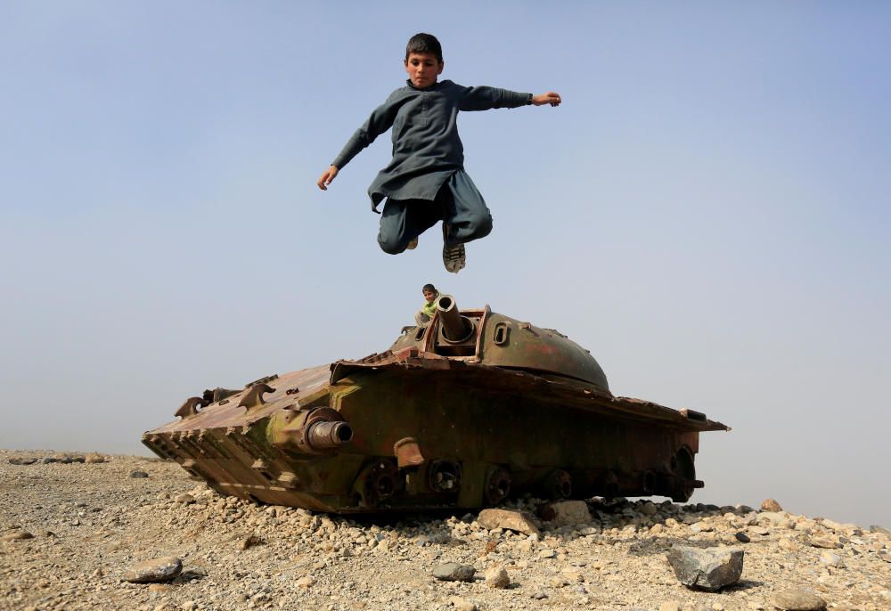 Un niño junto a un antiguo tanque soviético en el 30º aniversario del final de la guerra.