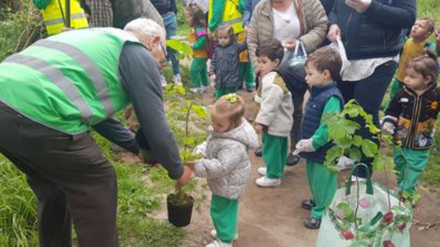 La comunidad escolar de Dalila de Marín conoce el río de Os Gafos