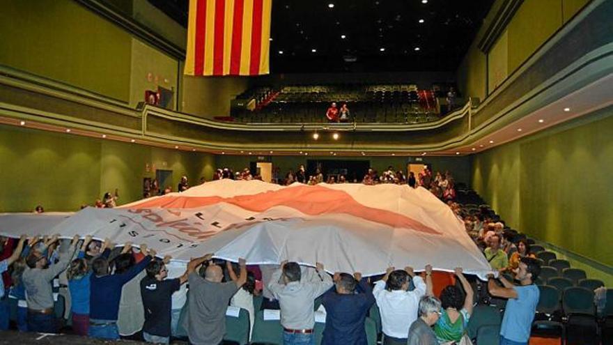 La platea del teatre mentre desplegaven el punter gegant, ahir