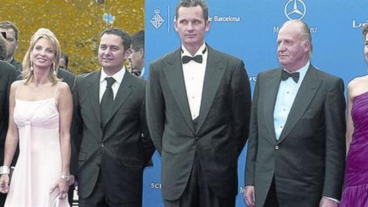AMIGOS Y FAMILIARES. El Rey posa junto a los duques de Palma y la empresaria alemana Corinna zu Sayn-Wittgenstein, entre otros, con ocasión de los Premios Laureus, en Barcelona, en marzo del 2006.