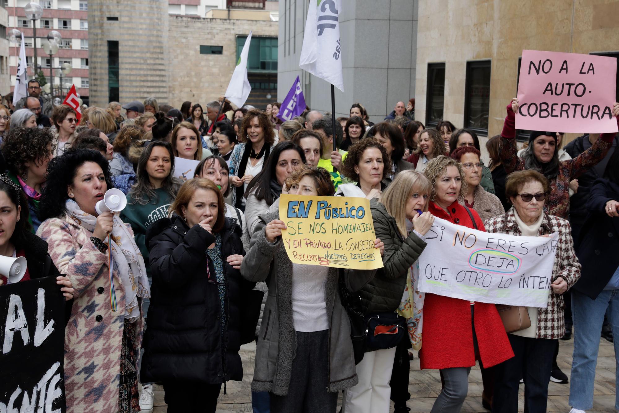 En imágenes: Multitudinaria protesta de los trabajadores del ERA: "Nuestras vacaciones no son un trueque electoral"