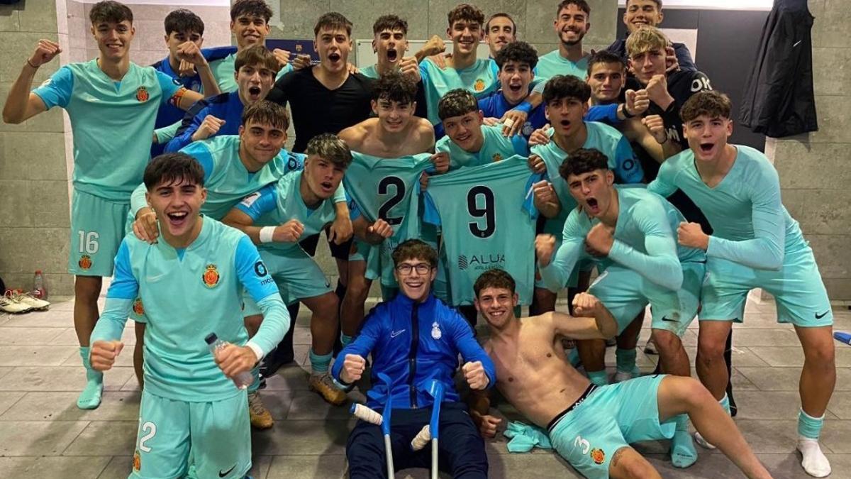 Los jugadores del Mallorca juvenil festejan el triunfo ante el Barcelona.