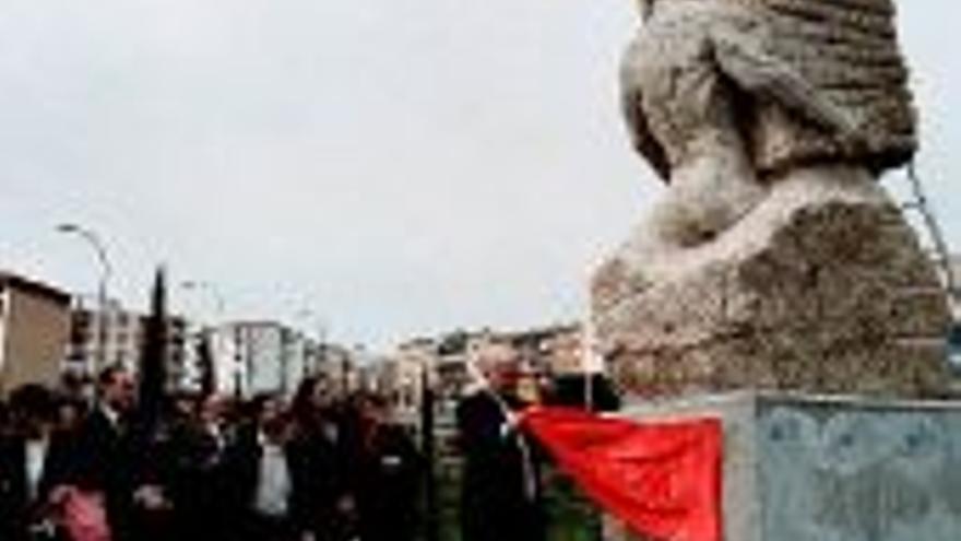 Una figura de granito homenajea al cantero